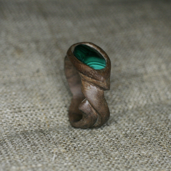Кольцо "Наяда" из орехового дерева, с малахитом