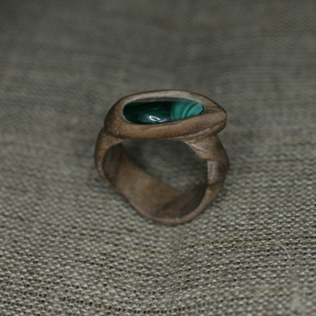 Кольцо "Наяда" из орехового дерева, с малахитом