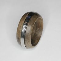 Кольцо из древесины ореха с хромированной стальной вставкой